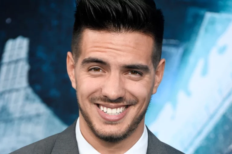 Vadhir Derbez — #32 Los hombres más guapos de México