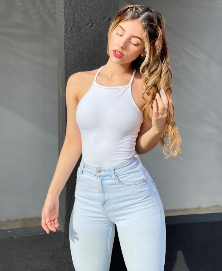 Jeans and blouse — #5 Photos of Alejandra Duque that confirm she is one of the most beautiful in Colombia