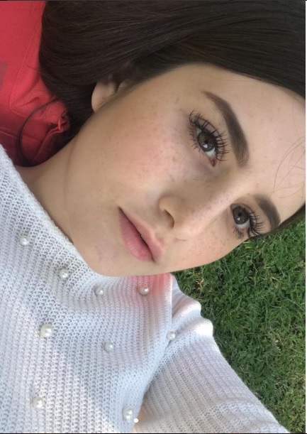 Her gaze — #4 Photos of Leslie from Cracks that explain why she is one of the most beautiful in Mexico