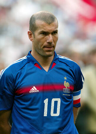 Zinedine Zidane — #5 Los mejores jugadores de la historia del futbol que han usado el número 10